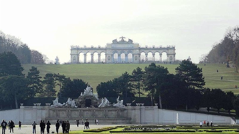 DSC01058 01.JPG - Előtérben a Neptun kút